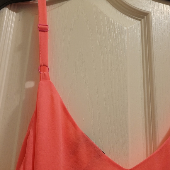 Torrid Hot pink flowy tank top size 1 - Picture 4 of 5